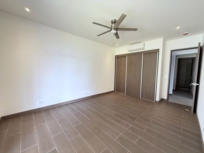 Apartamento Exclusivo de 3 Habitaciones en Alquiler en Guachipelín, Escazú | Amplio Jardín Privado y Vistas ID26106 - Imagen 11
