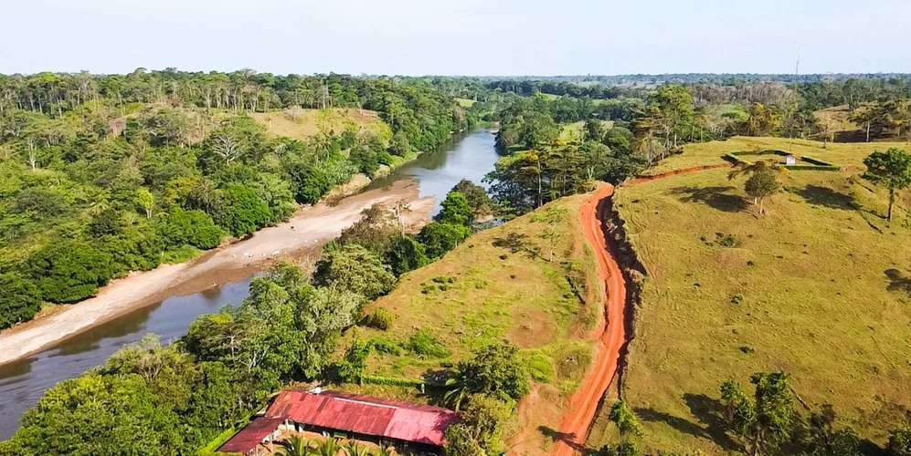 Finca en San Carlos Alajuela frente al río - 3150 acres con agua y - Imagen 5