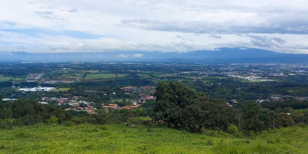 Finca en Piedades Santa Ana 16 ha uso mixto vista montaña inversión
