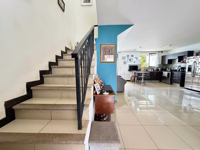 Exclusiva Casa con Piscina Privada en Condominio – Heredia
