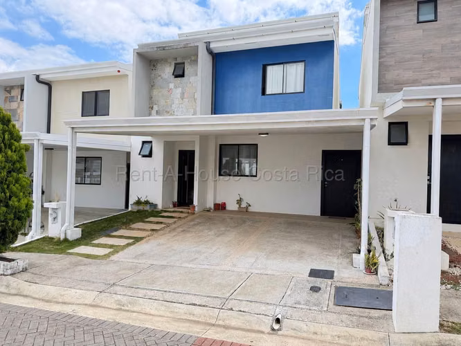 Exclusiva Casa con Piscina Privada en Condominio – Heredia