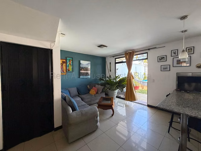 Exclusiva Casa con Piscina Privada en Condominio – Heredia
