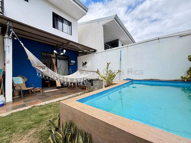 Exclusiva Casa con Piscina Privada en Condominio – Heredia