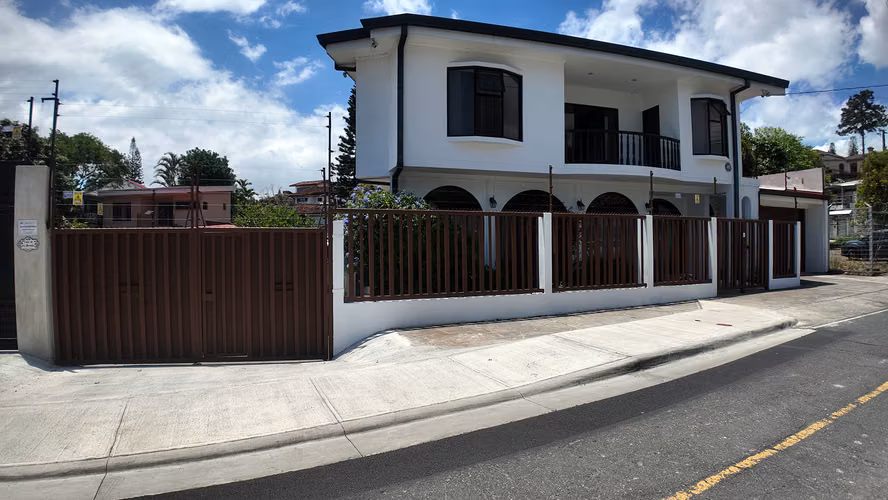 Exclusiva Propiedad en Escazú con Excelente Potencial de Ingresos