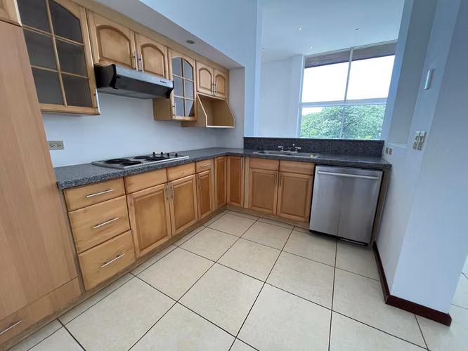 YA. Distinguido apartamento en venta, amplio y fresco en Santa Ana - Imagen 9