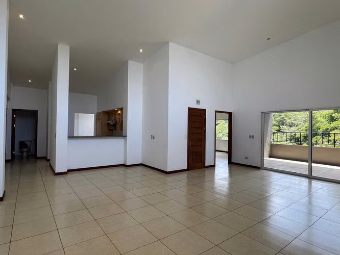 YA. Distinguido apartamento en venta, amplio y fresco en Santa Ana - Imagen 5