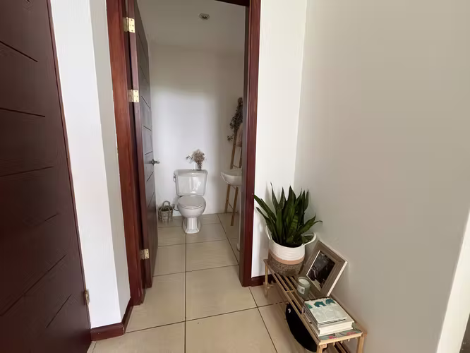 YA. Distinguido apartamento en venta, amplio y fresco en Santa Ana - Imagen 15