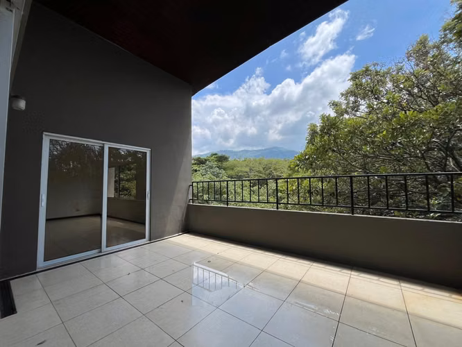 YA. Distinguido apartamento en venta, amplio y fresco en Santa Ana - Imagen 12