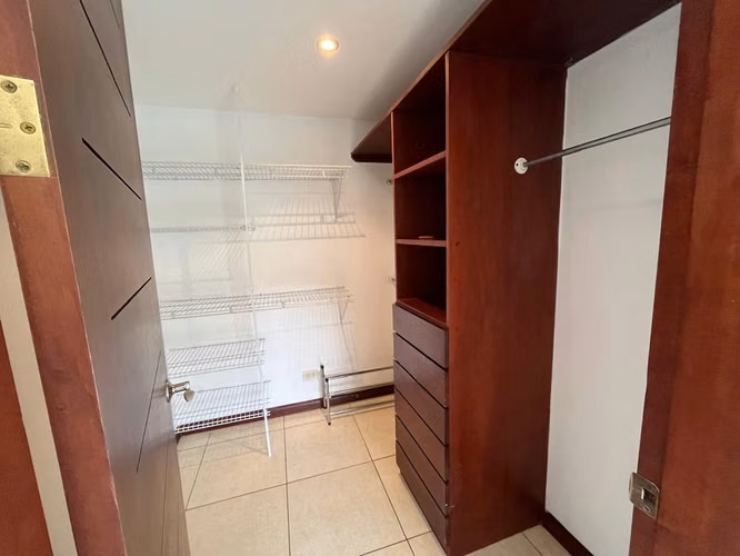 YA. Distinguido apartamento en venta, amplio y fresco en Santa Ana - Imagen 15
