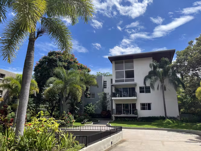 YA. Distinguido apartamento en venta, amplio y fresco en Santa Ana - Imagen 2