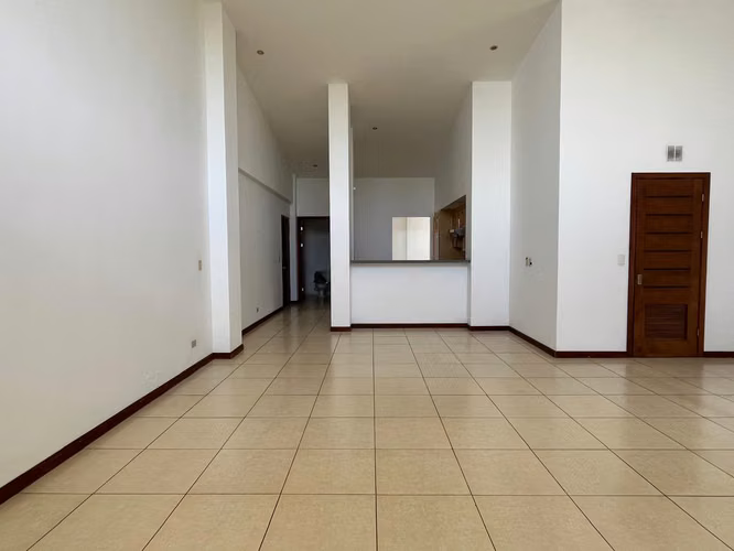 YA. Distinguido apartamento en venta, amplio y fresco en Santa Ana - Imagen 11