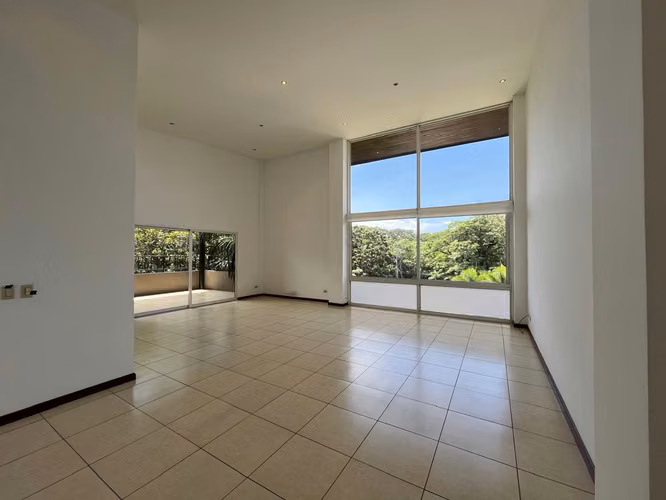 YA. Distinguido apartamento en venta, amplio y fresco en Santa Ana - Imagen 3