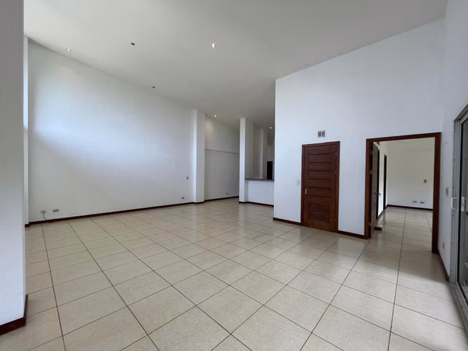 YA. Distinguido apartamento en venta, amplio y fresco en Santa Ana - Imagen 7