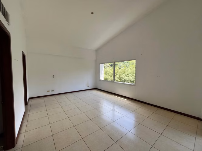 YA. Distinguido apartamento en venta, amplio y fresco en Santa Ana - Imagen 13