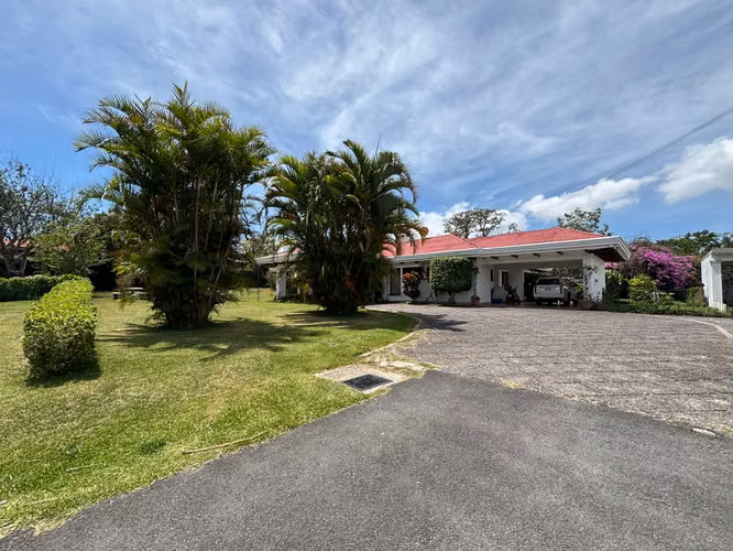 Single-Story Home in Exclusive Gated Community – Santa Rosa, Heredia ID6012