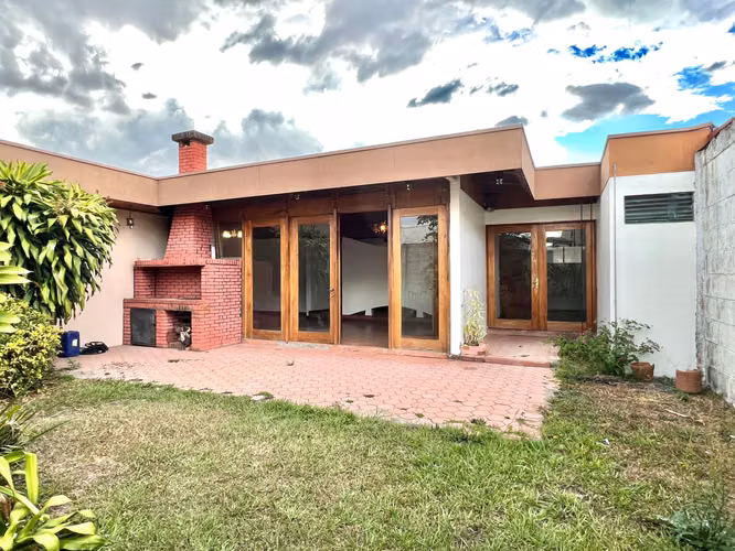 Casa en Urbanización Montealegre, Zapote/ Yoses Sur