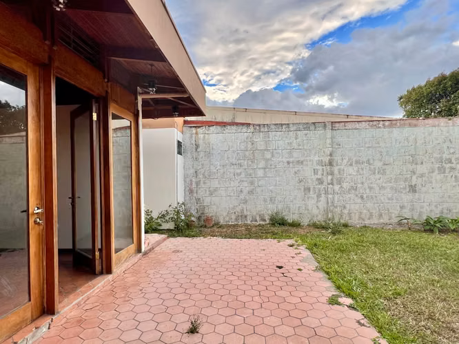 Casa en Urbanización Montealegre, Zapote/ Yoses Sur