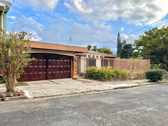 House in Montealegre Urbanization, Zapote/Yoses Sur