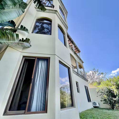 Oportunidad Villa Real 1093m2 de terreno 3 habitaciones 3 niveles $840,000usd - Imagen 3