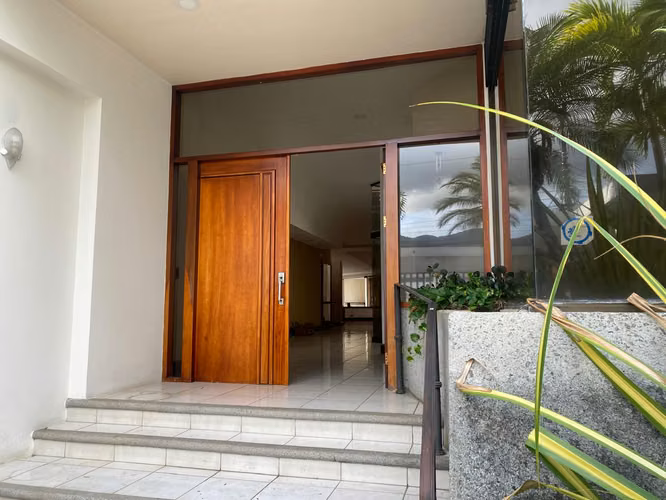 Independent house for rent in Escazú/very spacious