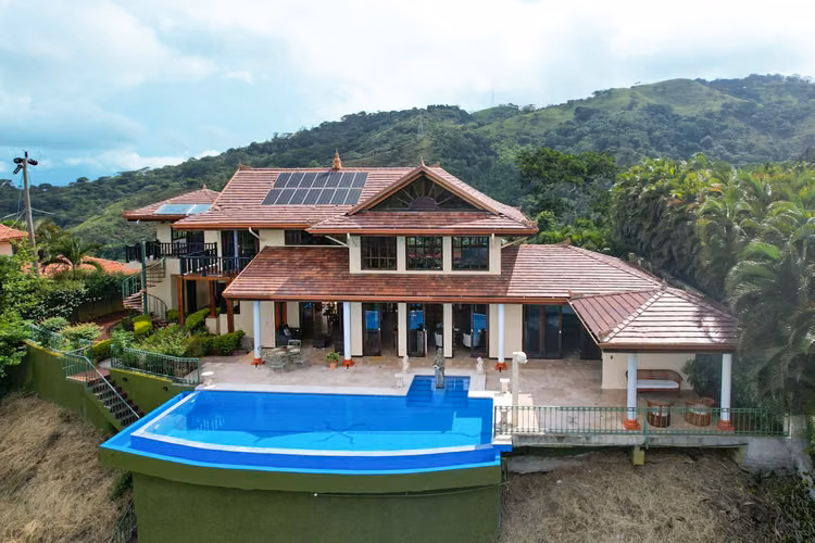 Se vende espectacular Casa en Residencial Pica Flora, Atenas. (FAU) - Imagen 2