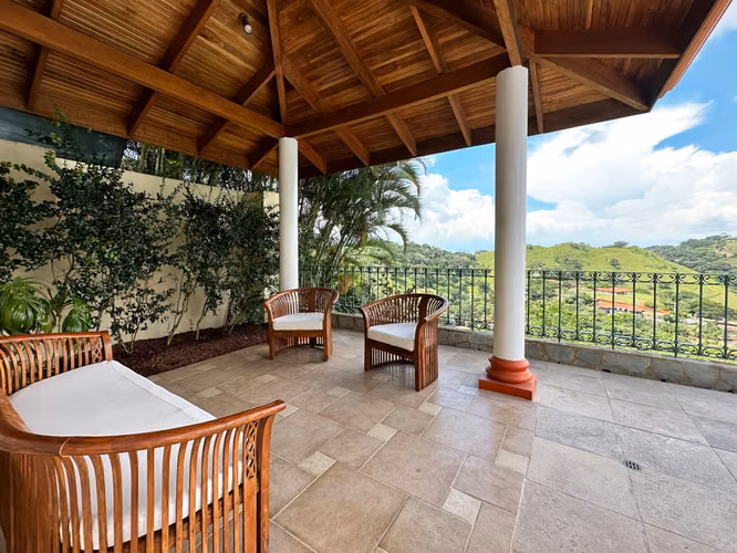 Se vende espectacular Casa en Residencial Pica Flora, Atenas. (FAU) - Imagen 6