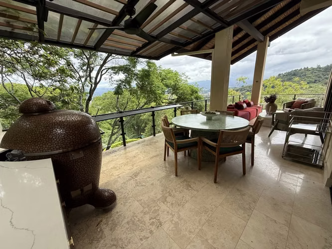 Venta de Casa de 4 Habitaciones en Santa Ana con Enorme Terraza, Jardin y Vista ID26576 - Imagen 5