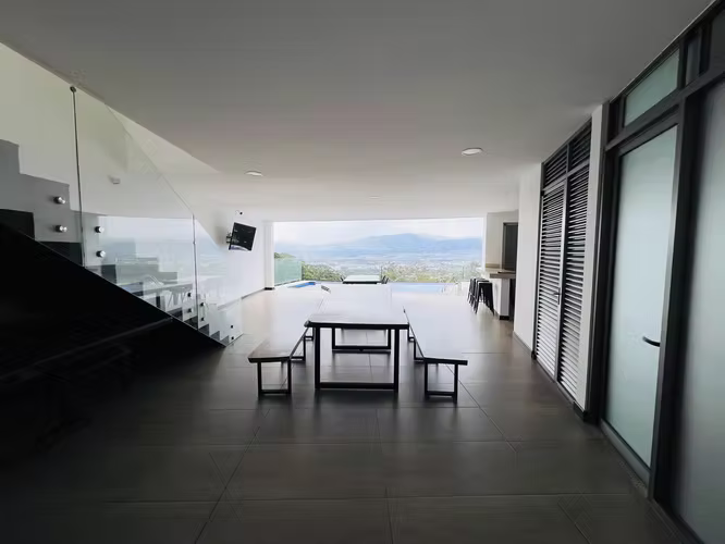  VENTA — UNA CASA FUERA DE LO NORMAL 