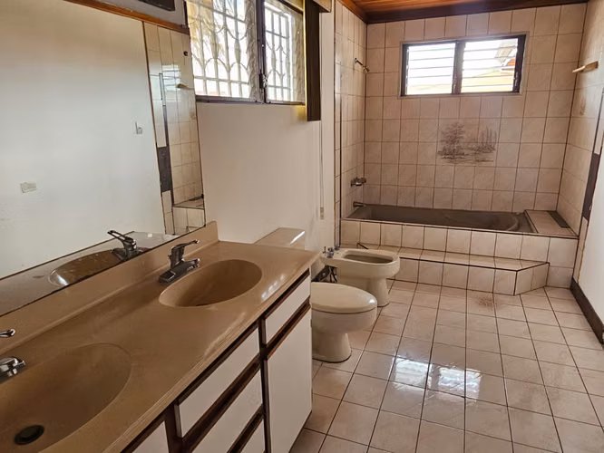 ROHRMOSER PARA LA VENTA. EXCELENTE PROPIEDAD ESQUINERA CON USO COMERCIAL.