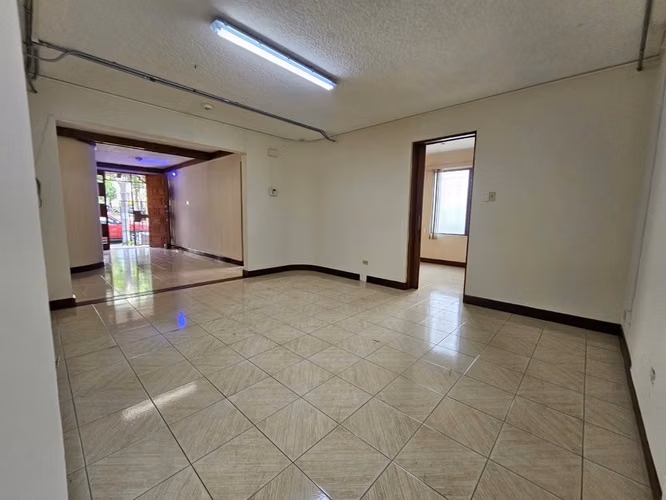ROHRMOSER PARA LA VENTA. EXCELENTE PROPIEDAD ESQUINERA CON USO COMERCIAL.
