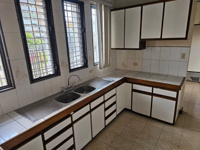 ROHRMOSER PARA LA VENTA. EXCELENTE PROPIEDAD ESQUINERA CON USO COMERCIAL.