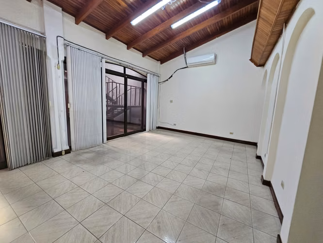 ROHRMOSER PARA LA VENTA. EXCELENTE PROPIEDAD ESQUINERA CON USO COMERCIAL.
