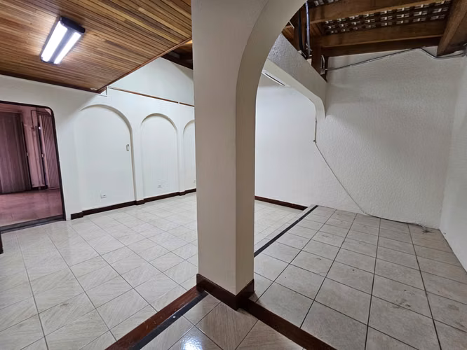 ROHRMOSER PARA LA VENTA. EXCELENTE PROPIEDAD ESQUINERA CON USO COMERCIAL.