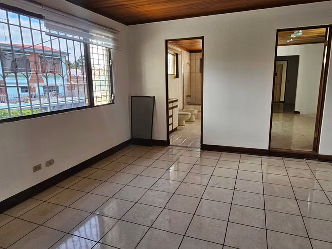 ROHRMOSER PARA LA VENTA. EXCELENTE PROPIEDAD ESQUINERA CON USO COMERCIAL.