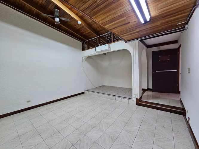 ROHRMOSER PARA LA VENTA. EXCELENTE PROPIEDAD ESQUINERA CON USO COMERCIAL.