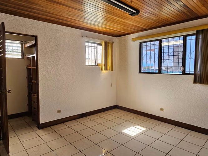 ROHRMOSER PARA LA VENTA. EXCELENTE PROPIEDAD ESQUINERA CON USO COMERCIAL.