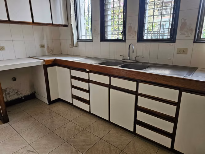 ROHRMOSER PARA LA VENTA. EXCELENTE PROPIEDAD ESQUINERA CON USO COMERCIAL.