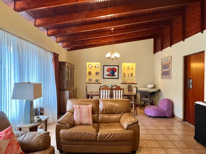 Venta de casa en Escazú centro, complejo privado