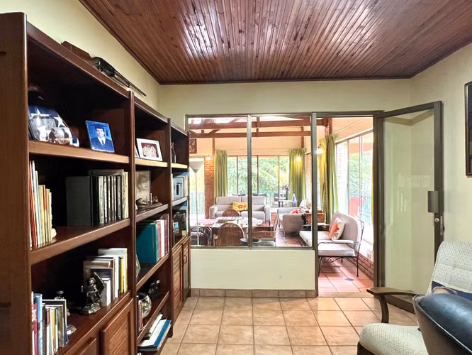 Venta de casa en Escazú centro, complejo privado