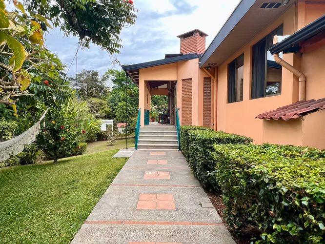 Venta de casa en Escazú centro, complejo privado