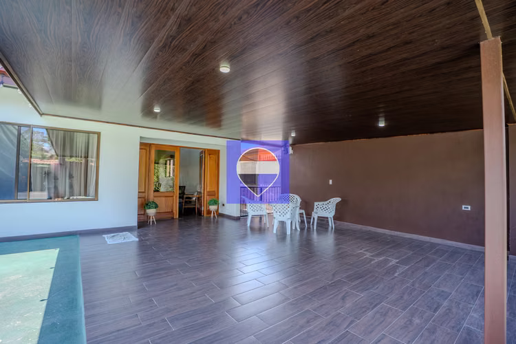 Moderna Casa con cancha de pickleball en venta Palmares