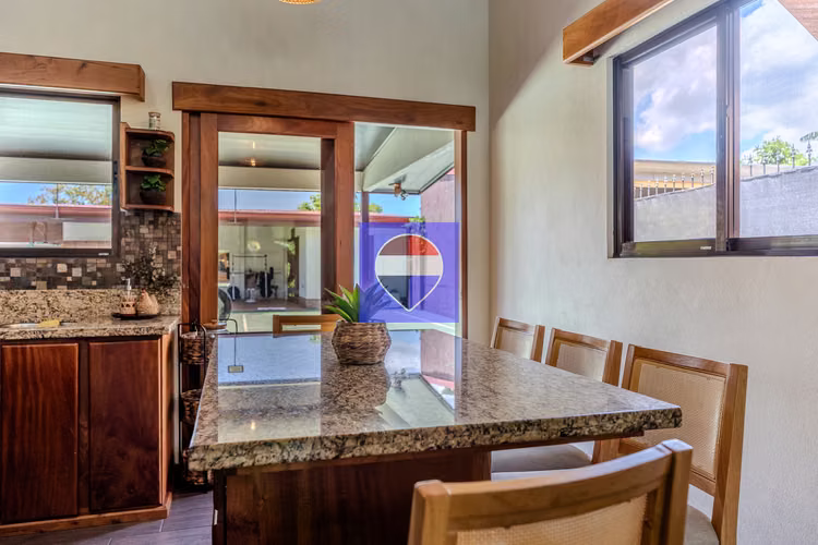 Moderna Casa con cancha de pickleball en venta Palmares