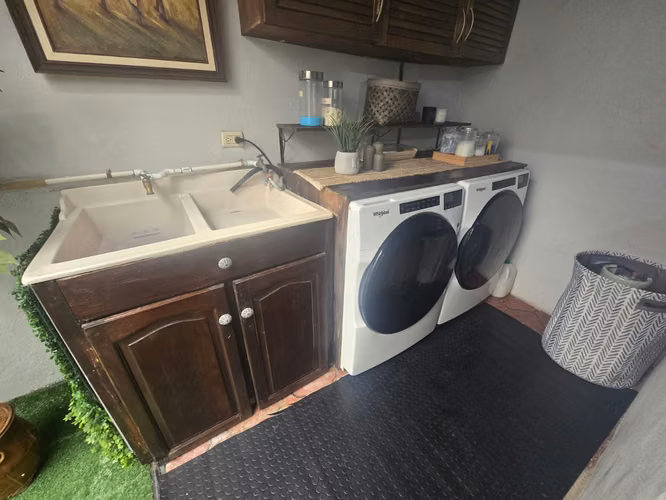 VENTA DE CASA ESQUINERA EN URBANIZACIÓN LA TRINIDAD, ALAJUELA