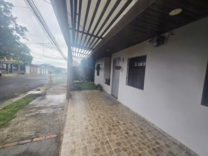 VENTA DE CASA ESQUINERA EN URBANIZACIÓN LA TRINIDAD, ALAJUELA
