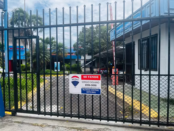 Vendo o alquilo 2 lotes con oficinas y para oficinas, hotel o clínica en San José SS