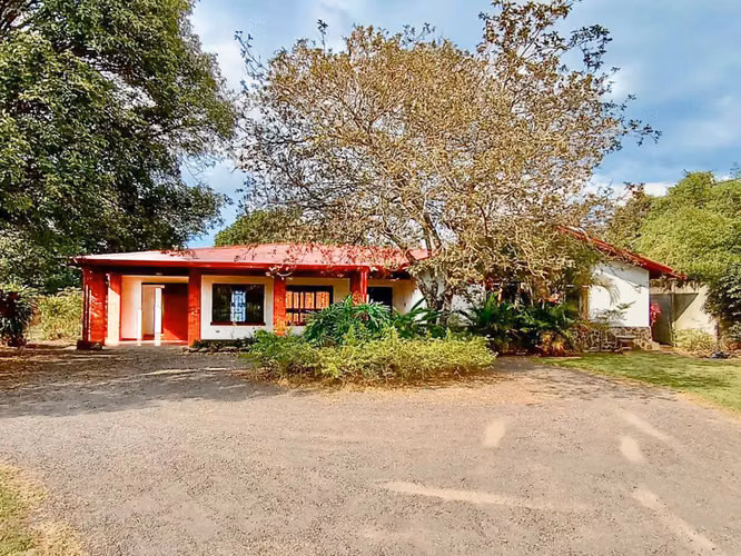ALQUILER  amplia casa |Terreno de 2700 m2 | La Garita,  Alajuela. (FAU)