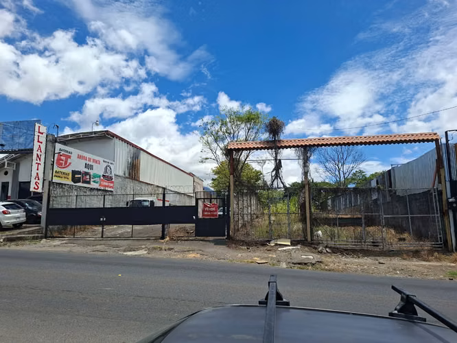 Propiedad industrial 2.650 m² con negocio en operación