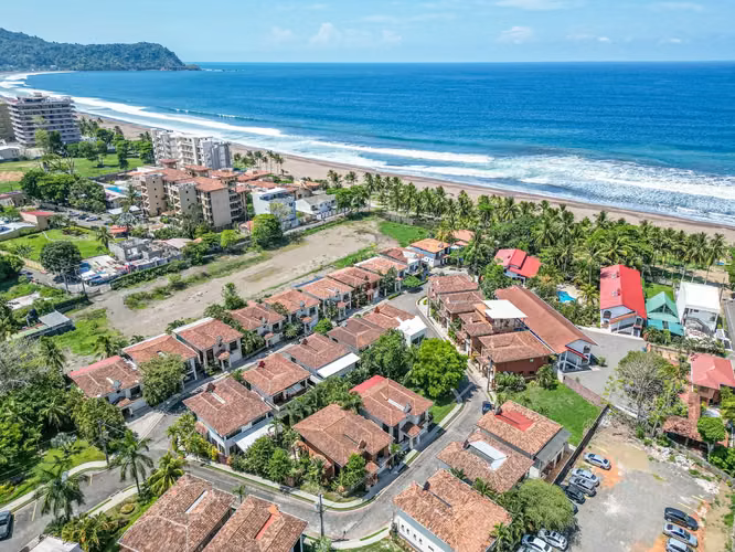 Oportunidad única frente al mar en comunidad cerrada en Jacó