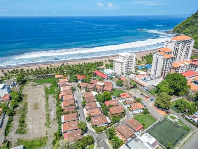 Oportunidad única frente al mar en comunidad cerrada en Jacó