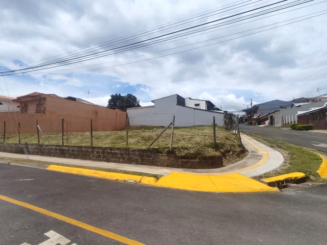 Beautiful lots in Heredia Res Ma. Assistant